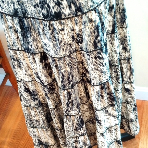 Metro Wear Ladies Petite Tiered Maxi Skirt Size:PM Color:Black, White, Gray - Picture 5 of 9
